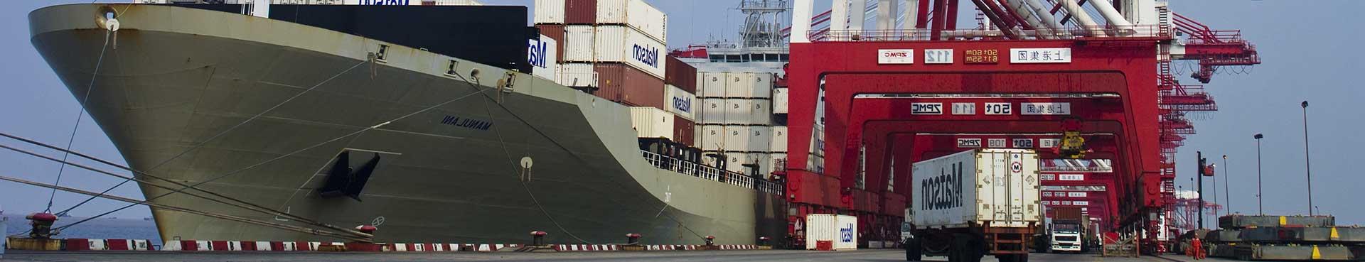 十大赌网app下载集装箱船Manulani在码头准备从中国装运.